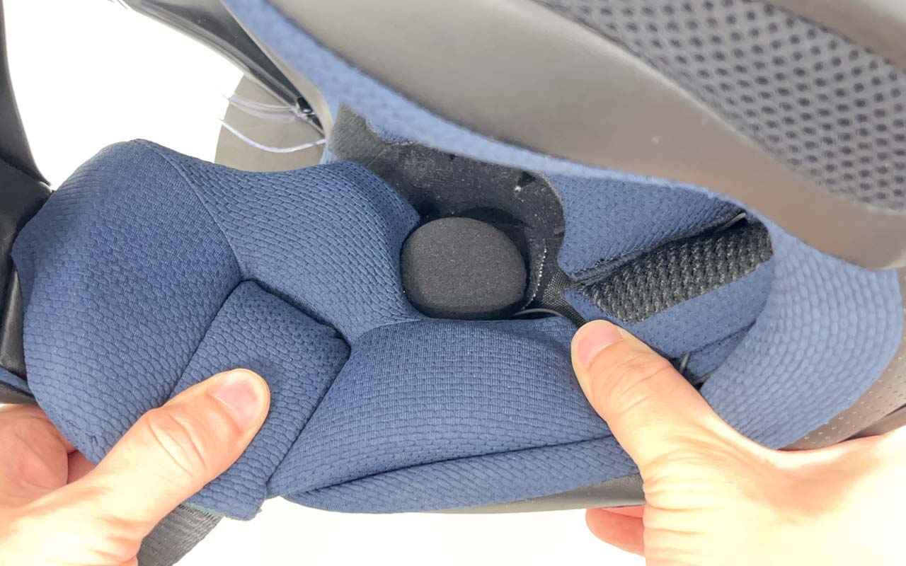 右側スピーカー取付け