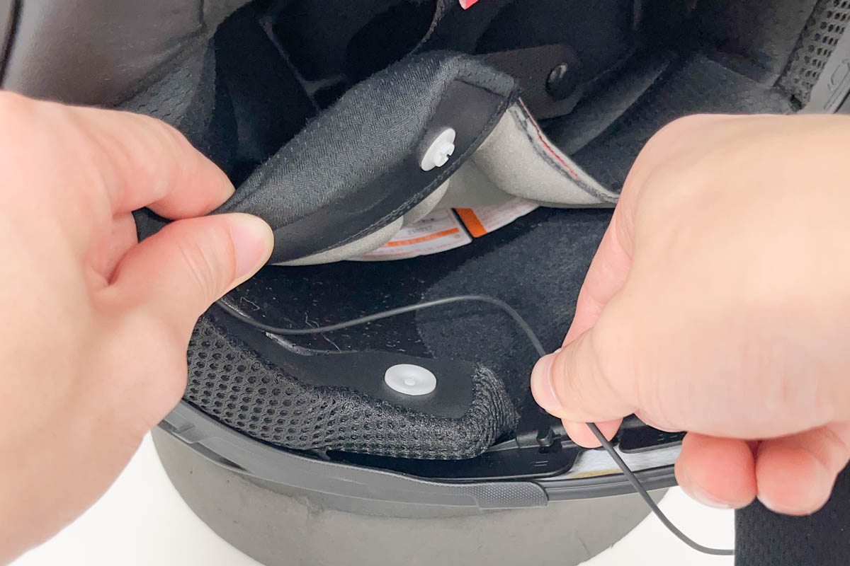 左側スピーカー取付け